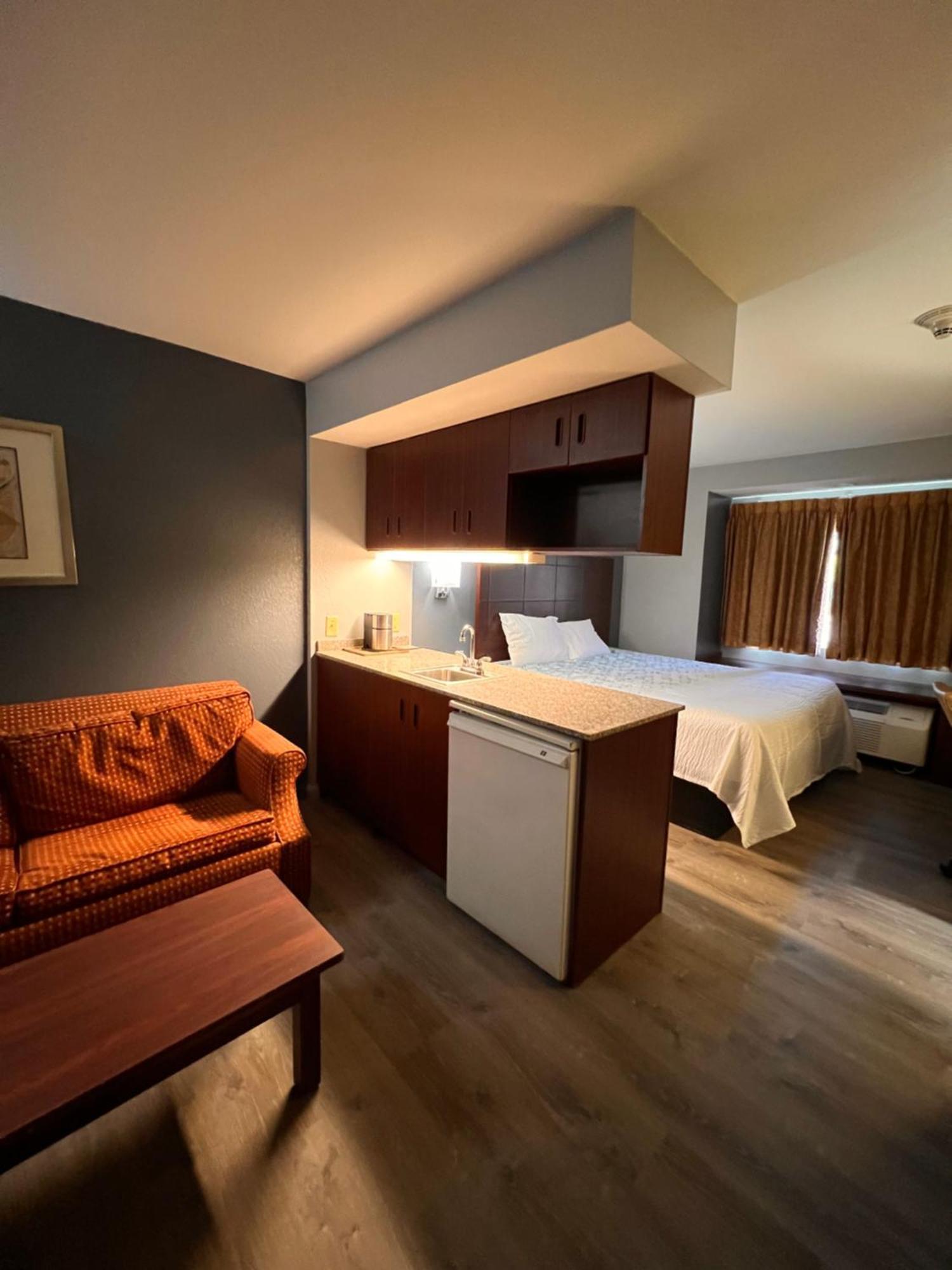 Blisspoint Inn & Suites, Northwood Bagian luar foto